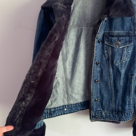 Good American Denim Jean Jacket with Faux Fur Trim Size 0 - Picture 11 of 14